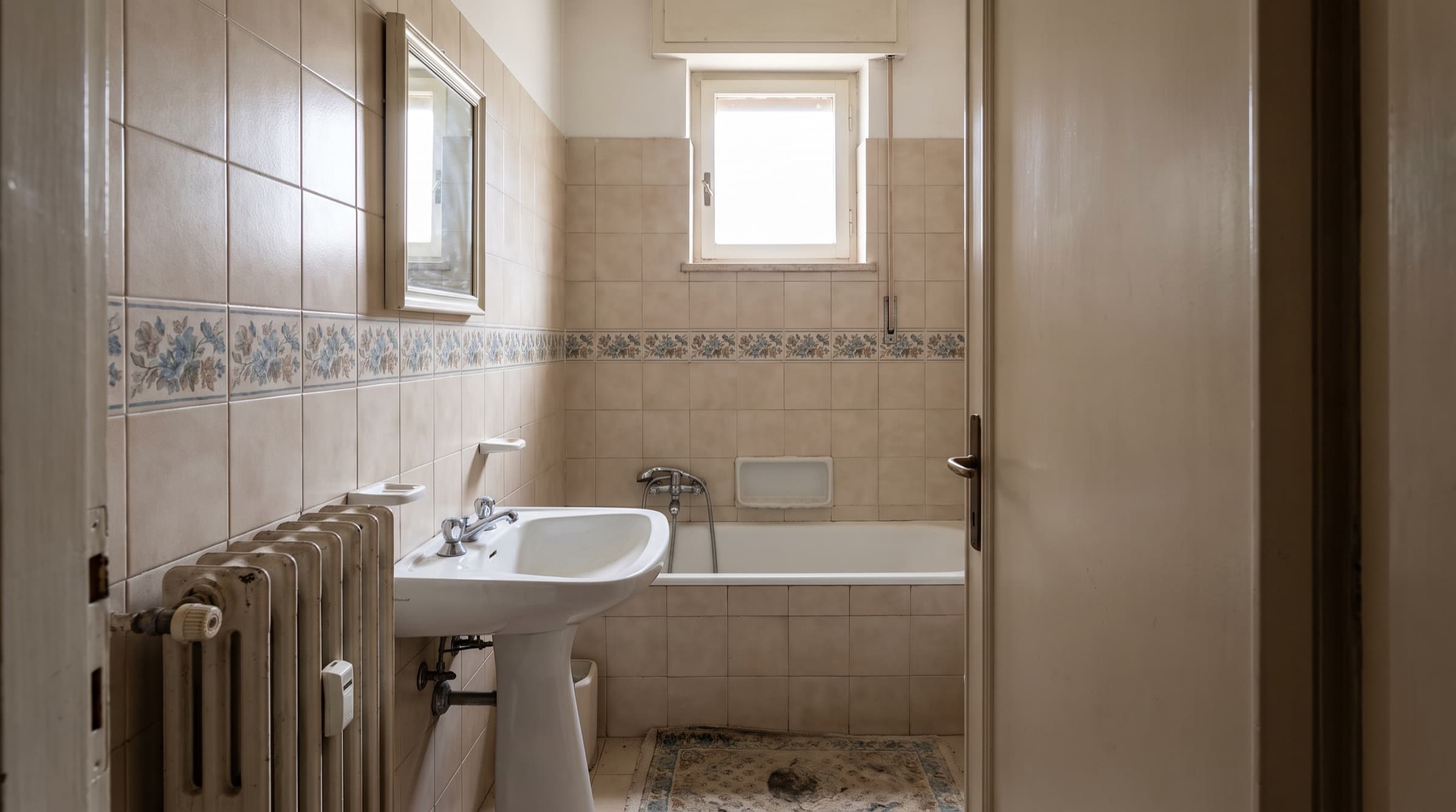 Bagno anni '80 con vasca da bagno, prima della trasformazione